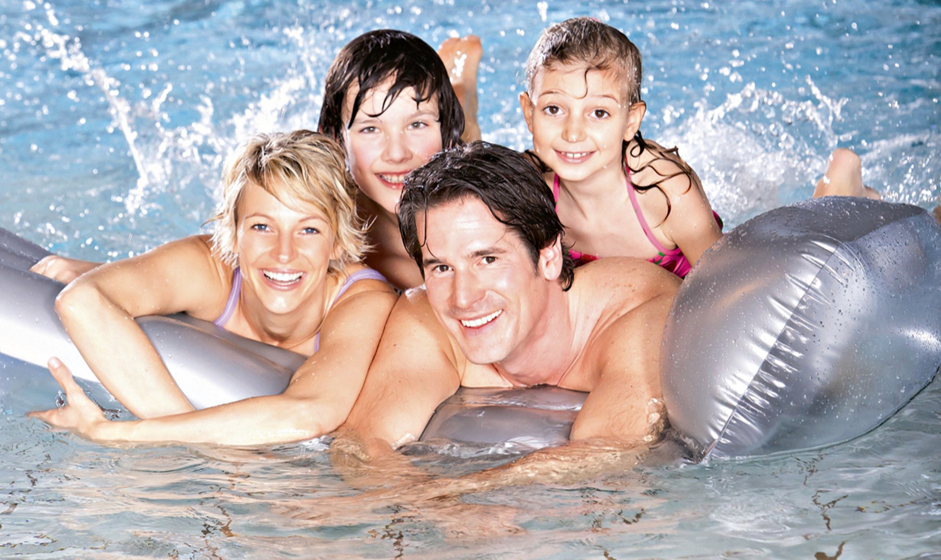 Wonnemar Familie plantscht im Wasser